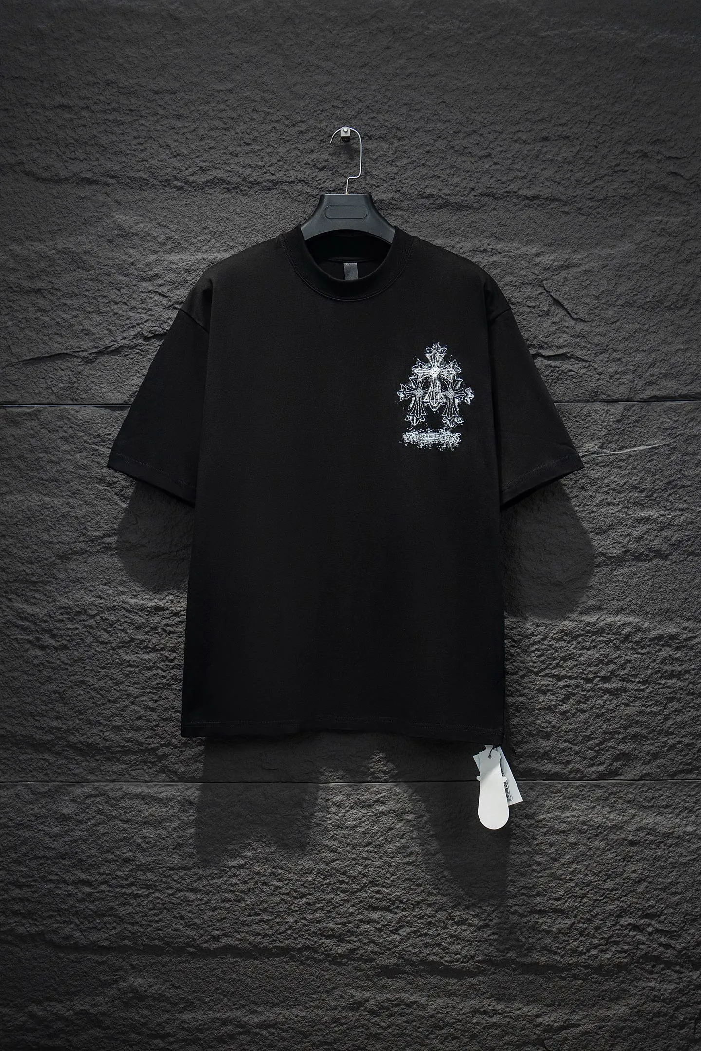 P180 🆕Chrome hearts 25ss os version is really charming and Chrome hearts are really unique. Each season's new version is made to the extreme. It is very practical and can be worn casually. Nice✔️ - ⚠️100% cotton. It is made of 32-count double yarn, 260-gram weight fabric and imported knitted needle carded cotton. It has moderate thickness, drape and contour, and the upper body is comfortable! ! It is very tolerant to fat body types and can instantly lose five pounds after wearing it!  The front and rear panels are hand-printed on the silk screen platen, and the 3D full-color scan pattern is used as film to ensure that the printing pattern is restored to the highest degree, and the printing is made to have a cracking effect and is reinforced and not easy to fall off. The upper and lower LOGO printing has a strong touch texture. The printing material uses environmentally friendly active water slurry and anti-sublimation liquid for the base. The garments can withstand washing without stripping. The addition of handmade elements to the body of the garment greatly increases the interest of the garment and creates a unique visual effect. After special treatment, a unique effect is formed. An irregular hem is added to the version. This year's Kroxin is the main version. In the past two years, the oversize version has become the focus of the trend and has been a popular staple in the past two years. The change of designers has made this brand an instant hit. The progressive fashion of the times also needs the blood impact of fresh elements and trendy designs in order to continue its glory! It’s stylish both inside and outside, a must-have for high street travel! An absolute "eye-catching style" that can match couples 💏 Color: Black White Size: S M L XL